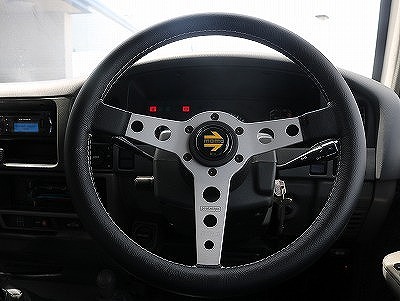 ブラックレザーハンドル装着済です！操作性も良く運転も行い易いですよ！