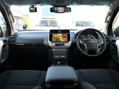 広々とした車内でゆったりドライブも楽しめます！キャンプに出掛けたりも似合いますね♪