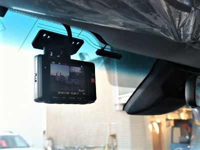 最近は、煽り運転等の危険運転も多くドライブレコーダーが欠かせません。