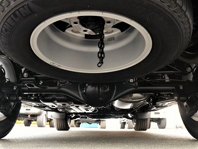 スペアタイヤも装備されておりますので、パンクなど出先でのトラブルにも対応できますね！