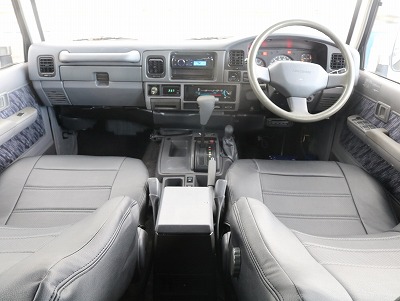 広々とした内装となっております！乗車位置が高く運転が楽しいのです♪