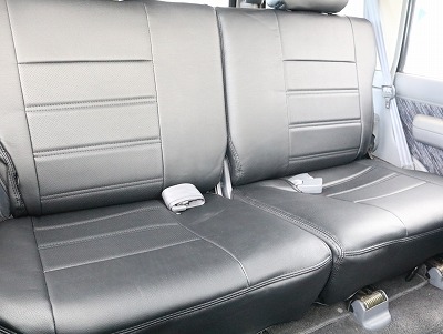 ２列目シートも広々です。様々なシートアレンジメントが出来ますので、使用用途によって使い訳出来ます。