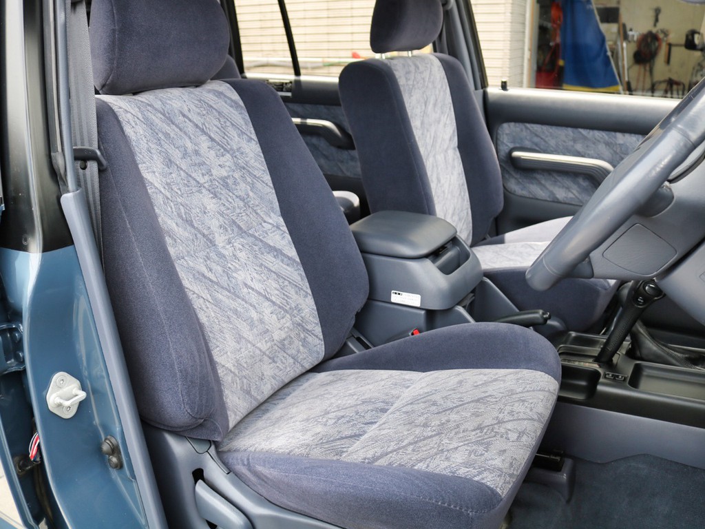 状態の良い運転席＆助手席シートです。ブラックシートカバーなどアレンジメントも可能です！