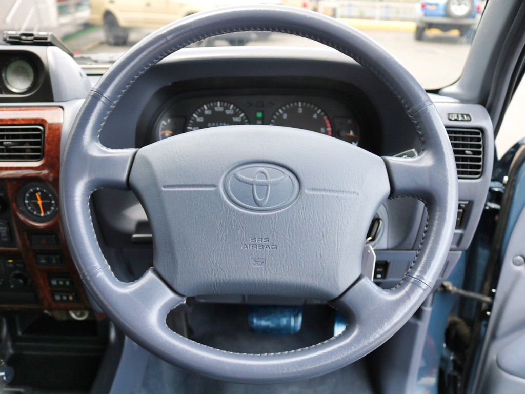 運転席助手席共にエアバック機能装着です。
