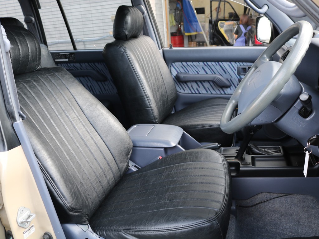 運転席助手席シートも広々としております！