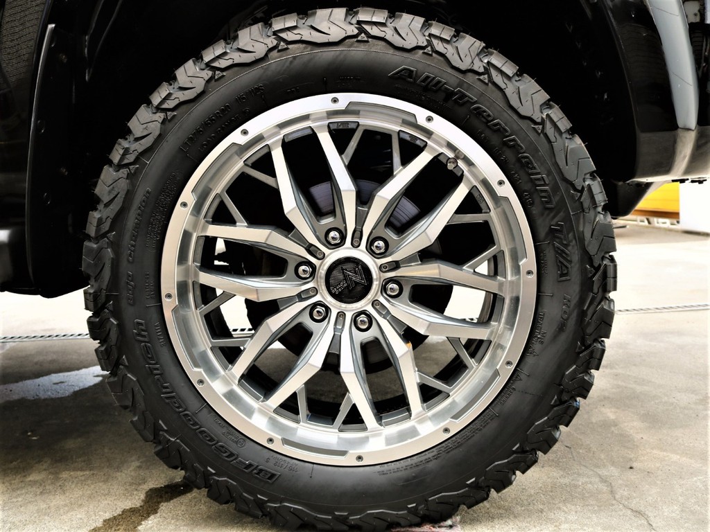 新品NITROPOWER２０インチアルミホイール＆新品BFG AT 275/55R20インチタイヤ装着です♪