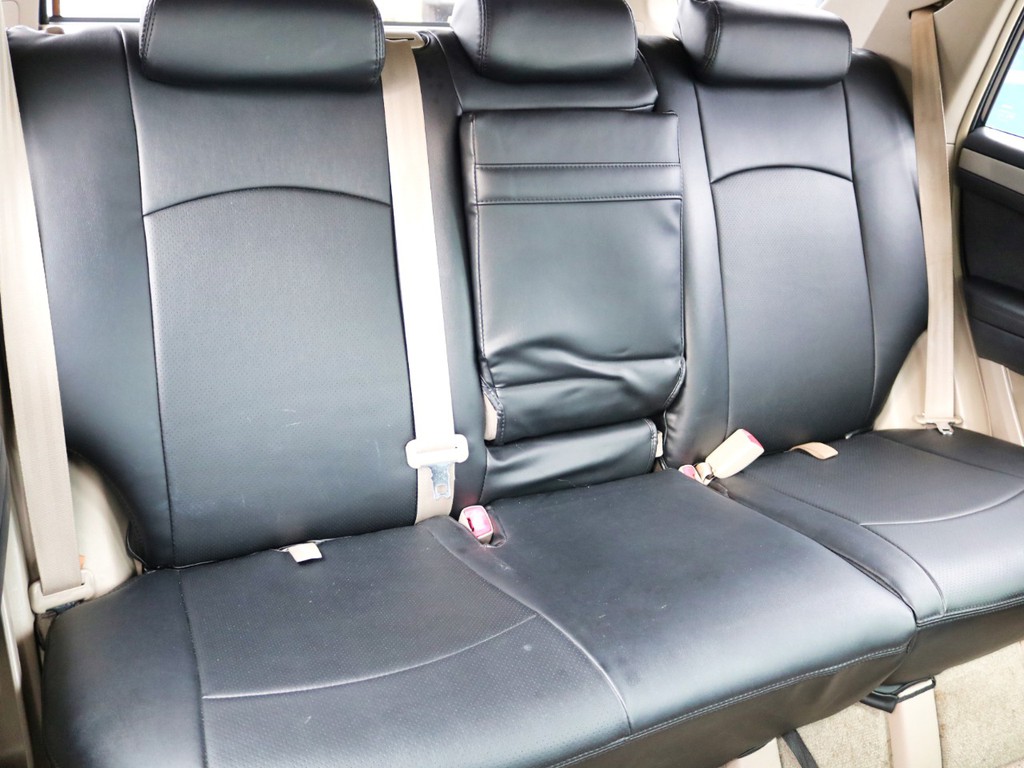 広々な後部座席！大人５人でキャンプやスノーボードにお使い下さい♪