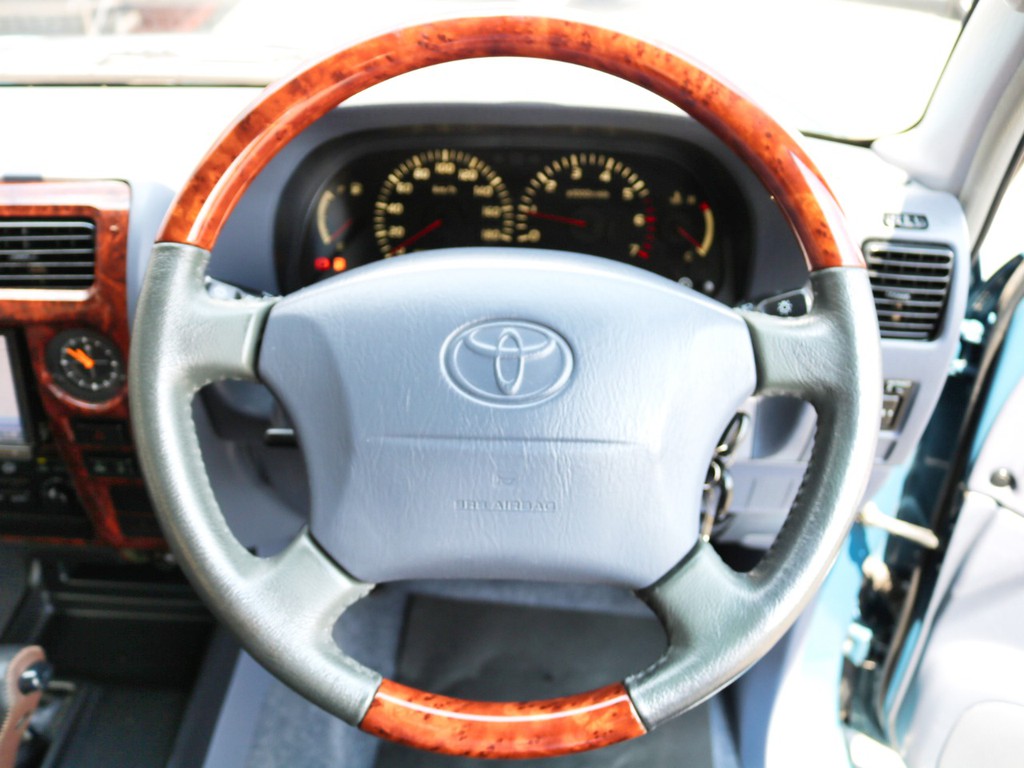 内装に合わせてハンドルはウッドコンビハンドルになっております。車に乗っていて一番触れる場所、ぜひこだわりたいポイントですよね！