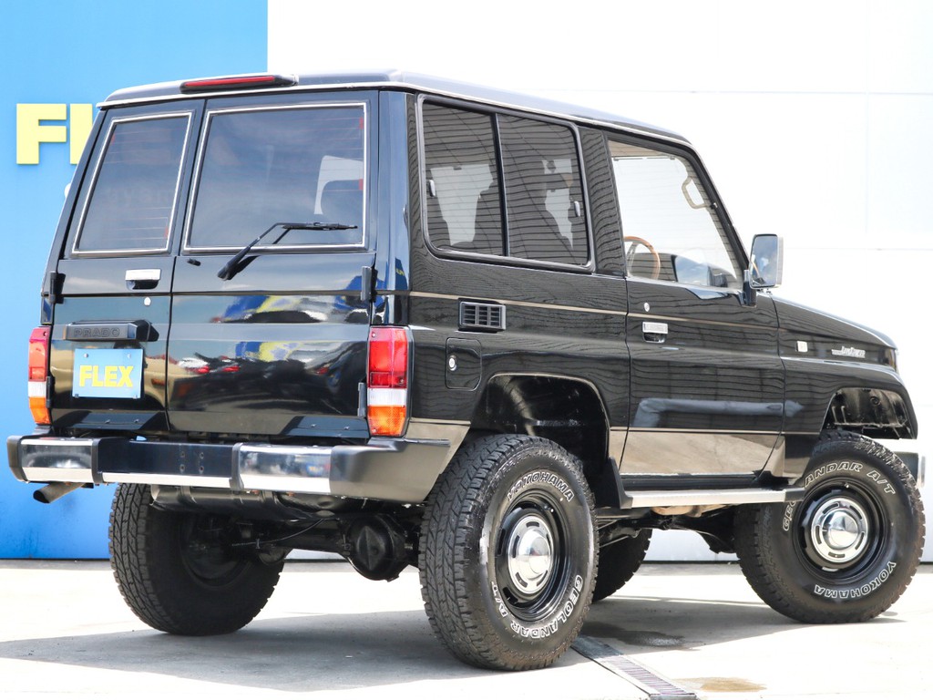 ２ドア特有のスタイリングは、他の車にはない特別なカッコよさがありますよね♪ サイズも４ドアのものに比べると、全長が６４cmも小さく、小回りが利くので運転もしやすいです！