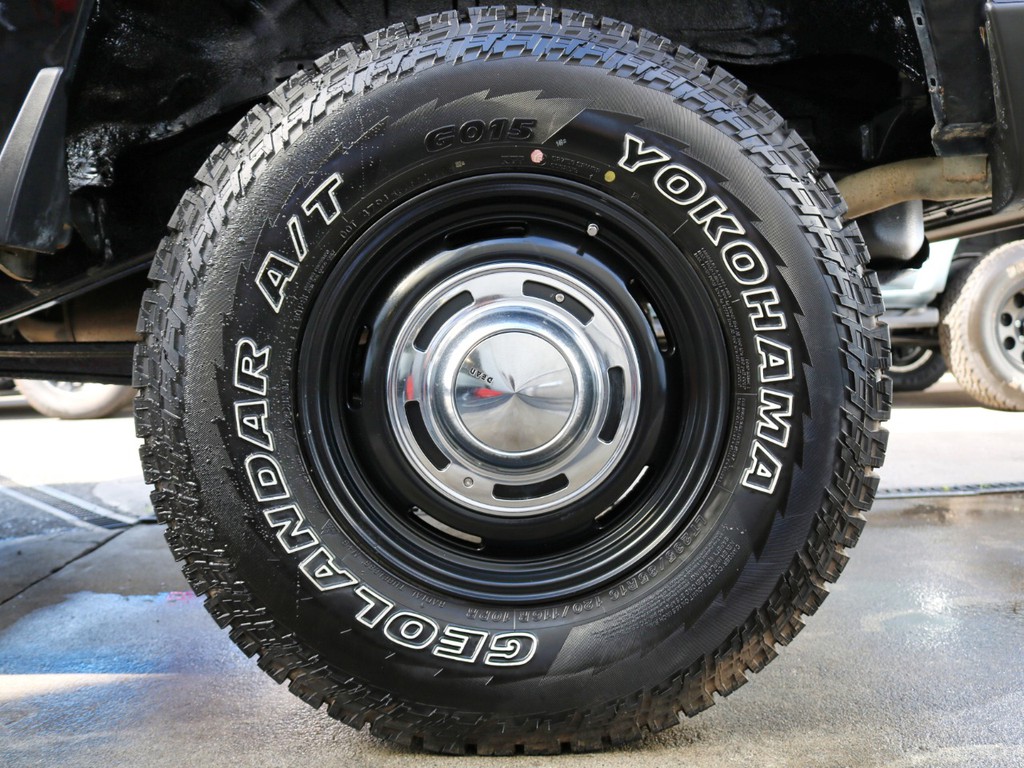 GEOLANDER AT 235/85R16×DEENクロスカントリー１６インチアルミ　リフトＵＰに合わせて純正の物より大きいタイヤを履かせています！ホイールのクラシカルな雰囲気も良く合っています♪