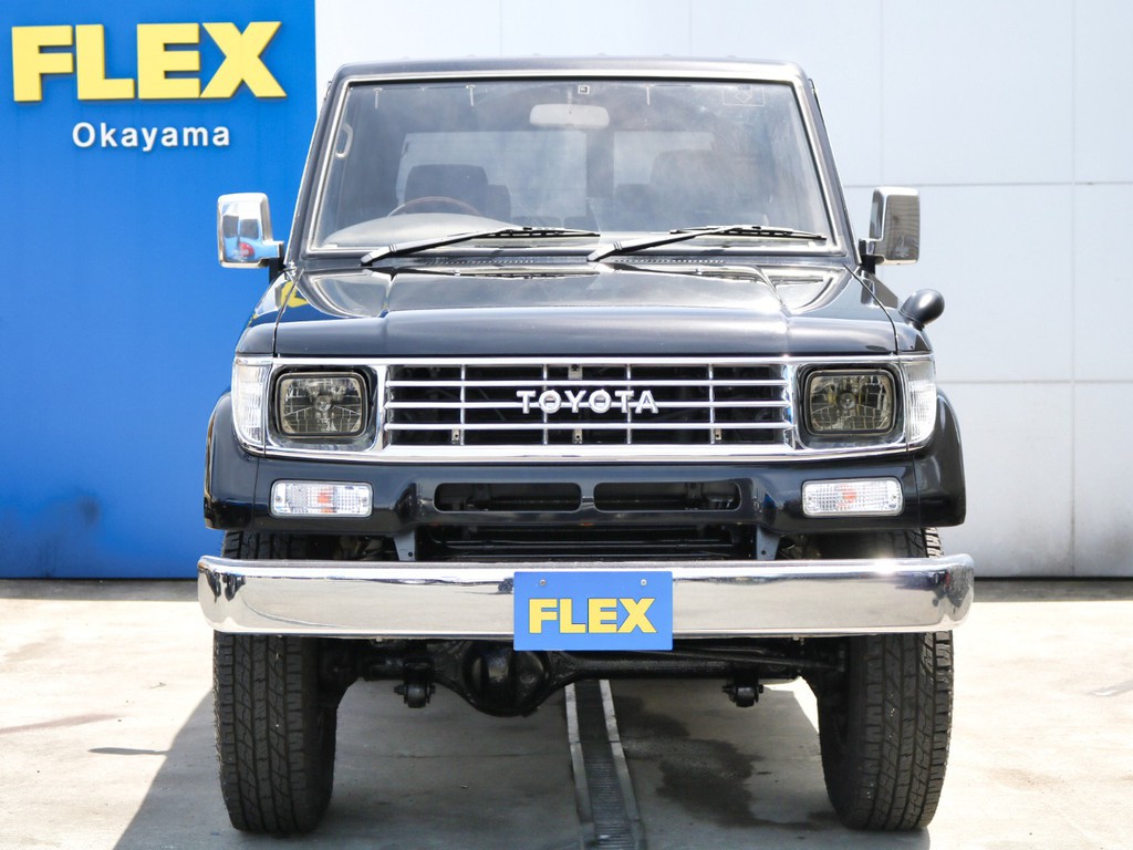 今の車にはないカクカクとした特徴的なこのデザイン！正面から見るとこのカッコ良さ、迫力がさらに伝わってきますね。街乗りでもアウトドアの場面でも目立つこと間違いなし♪