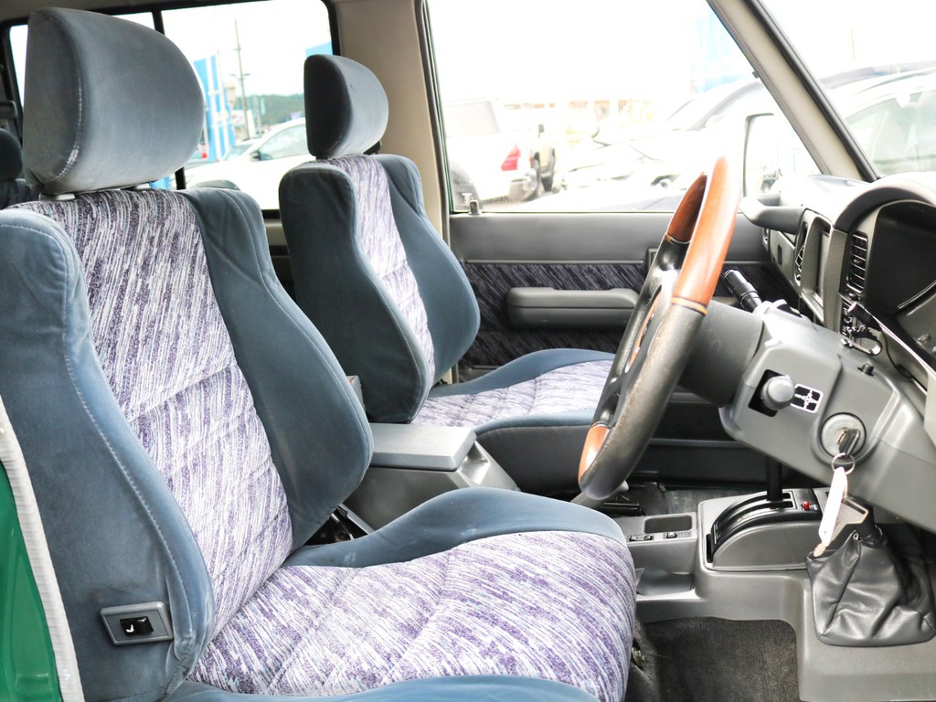 運転席助手席シートも大きなヘタリも少なく良い状態です♪