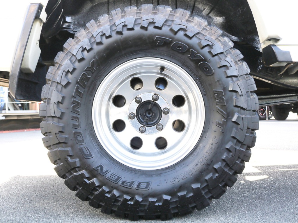 人気の組み合わせ・・・ミッキートンプソン１５インチアルミホイール＆TOYO　MTタイヤの組み合わせです！