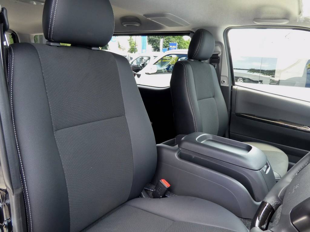 特別仕様車専用ハーフレザーシートが上質なキャビンを演出！！