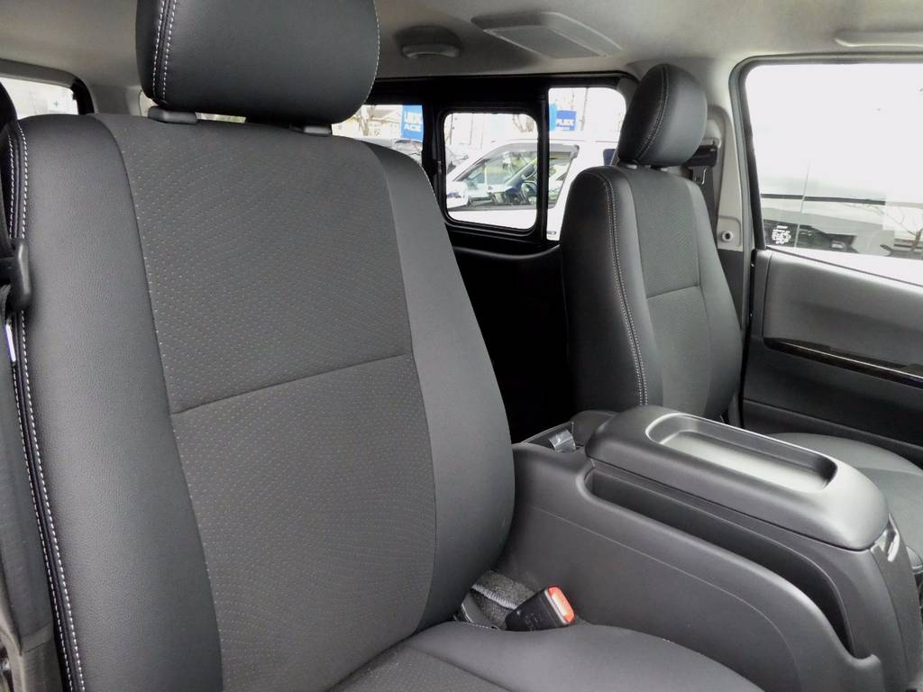 特別仕様車専用ハーフレザーシートが上質なキャビンを演出！！