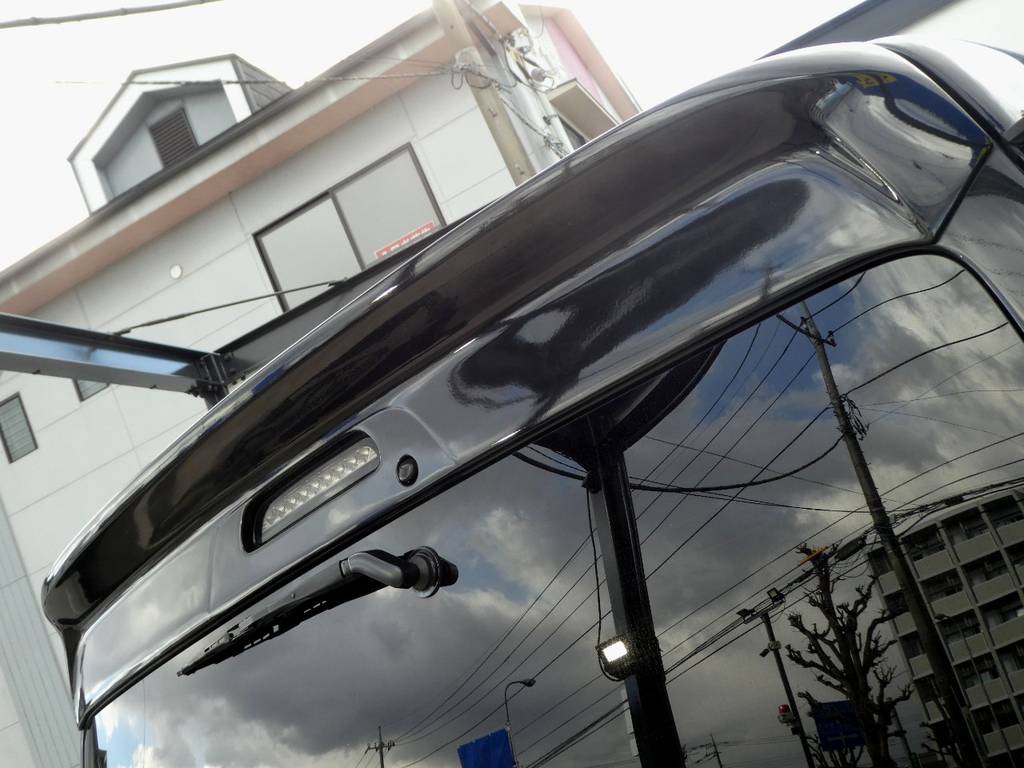 迫力のルーフスポイラーにハイマウントランプもスワップ！！