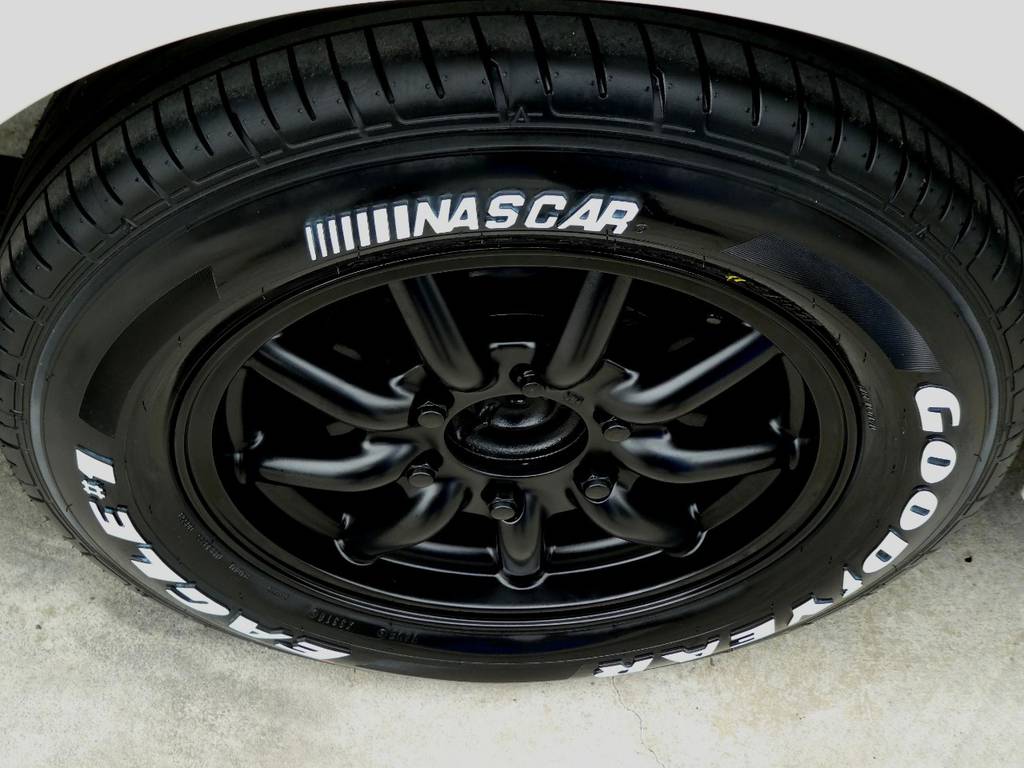 ファブレス　ＭＣ９　１６インチアルミ　ナスカーホワイトレタータイヤをチョイス！！