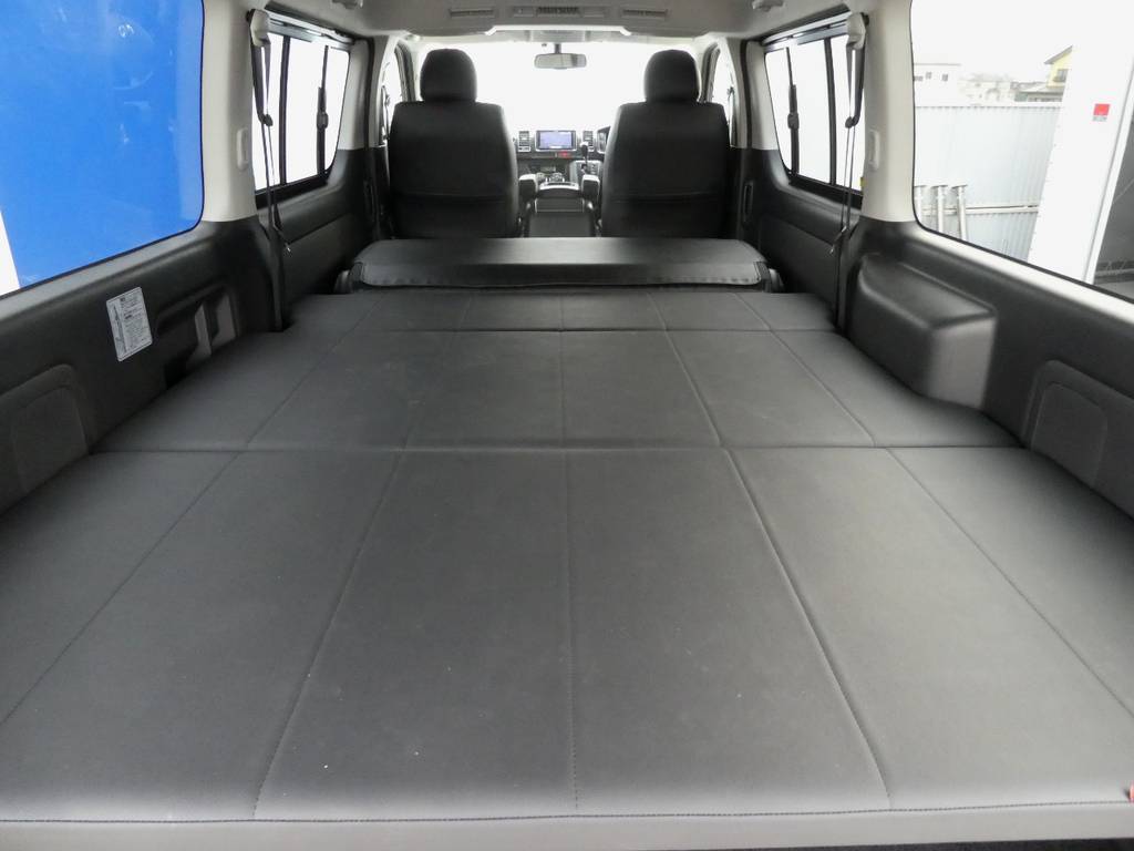 後席の背面を利用し奥行き約３メーターのフラットベットで車中泊をご堪能ください！！