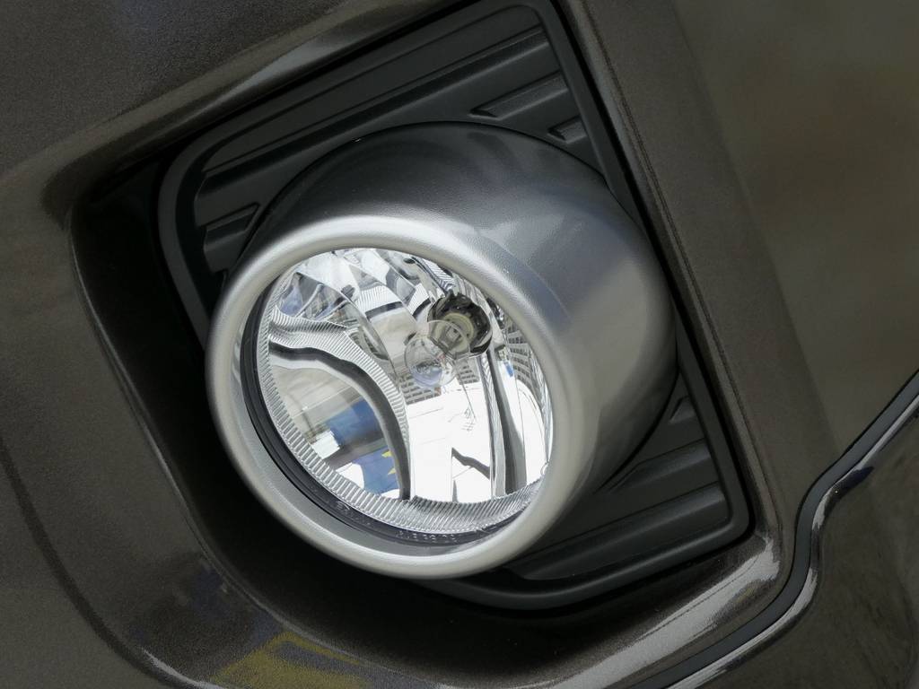 フォグランプは高輝度塗装ベゼルが施行されフロントフェイスのアクセントに！！