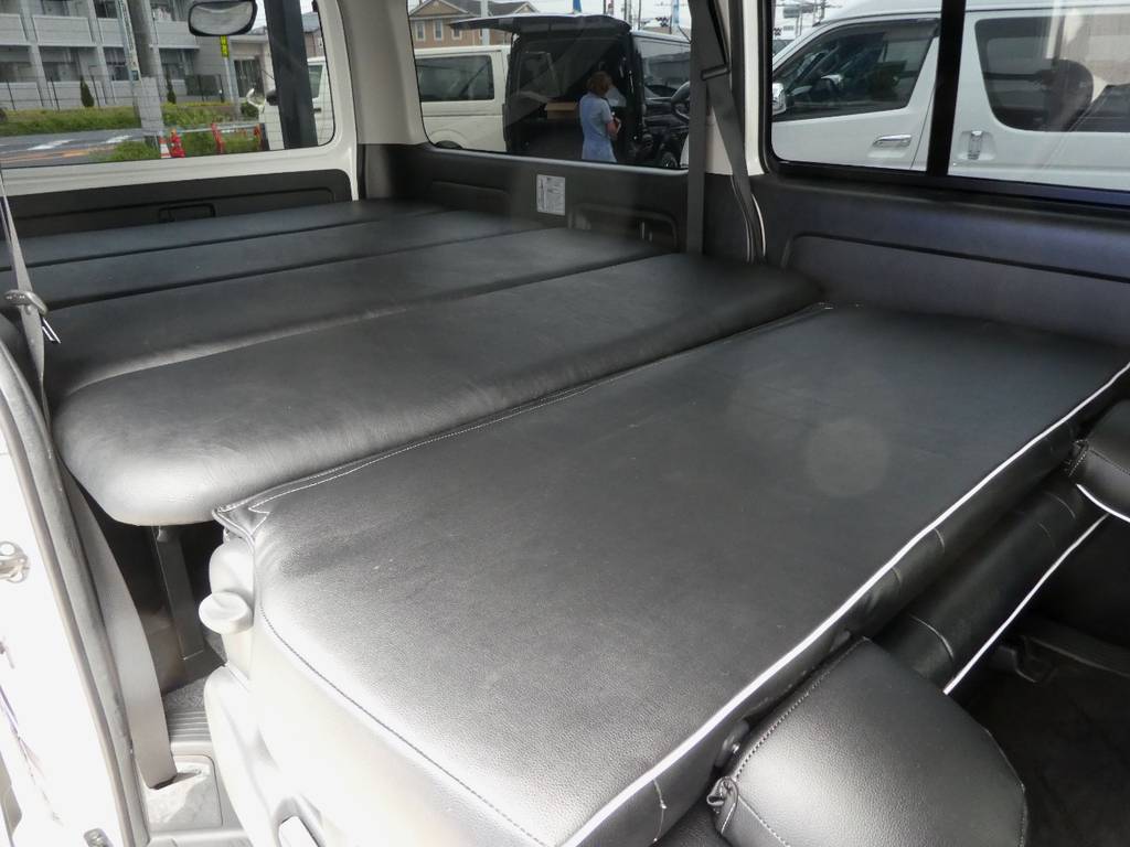 後席の背面を利用してフルフラットベットとしてご利用いただけます！！
