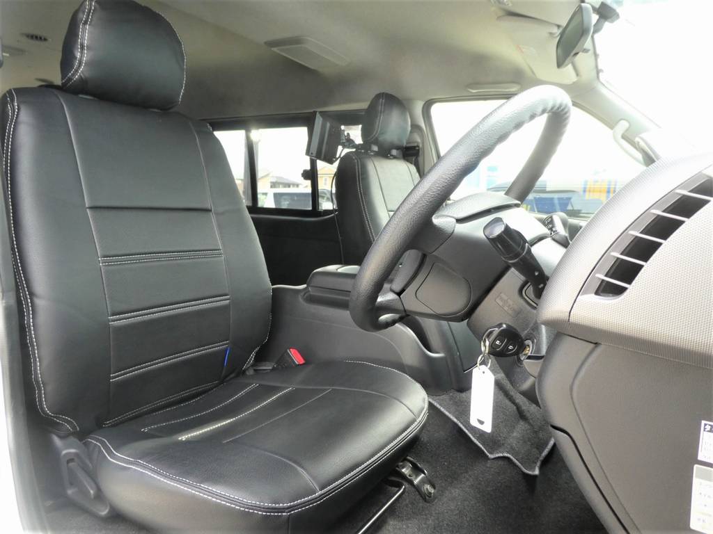 運転席シートには立体裁断の専用シートカバーをセット！！