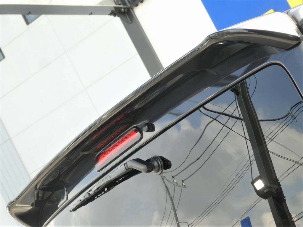 ＴＯＹＯＴＡ純正ルーフスポイラーに社外ハイマウントランプも装着済み！！