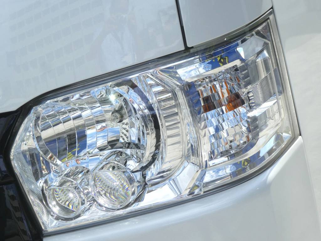 メーカーオプションのＬＥＤヘッドライト完備！！