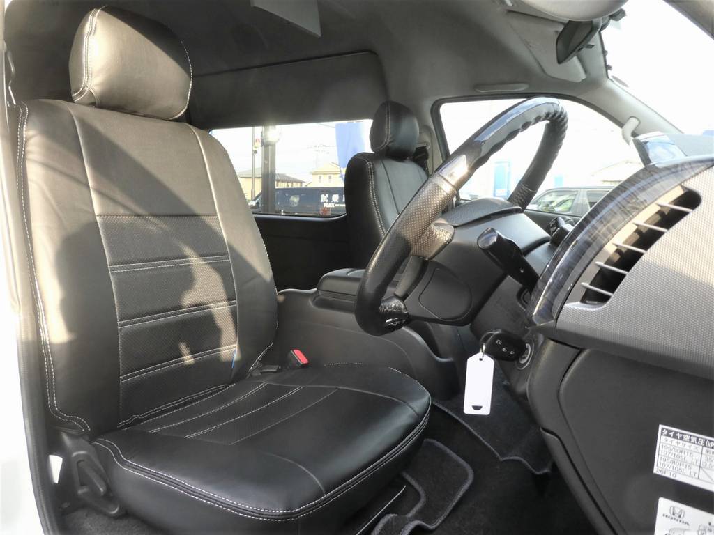 運転席には専用シートカバーをセット☆
