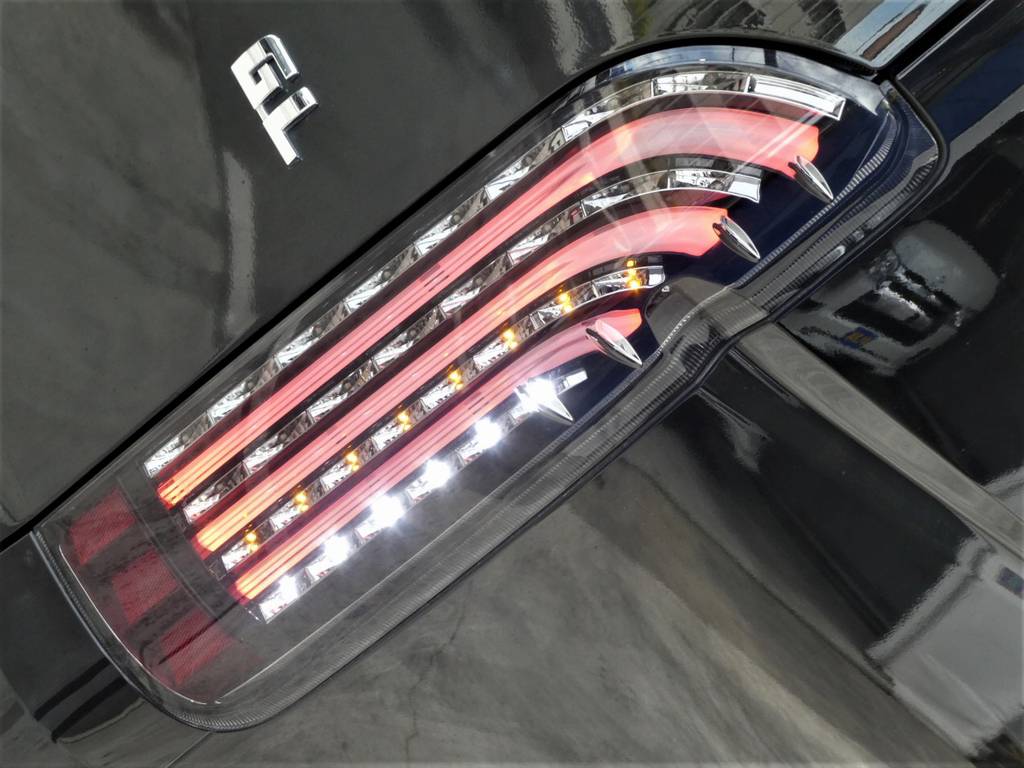 煌き黒ＬＥＤテールランプは見る者を魅了します！！