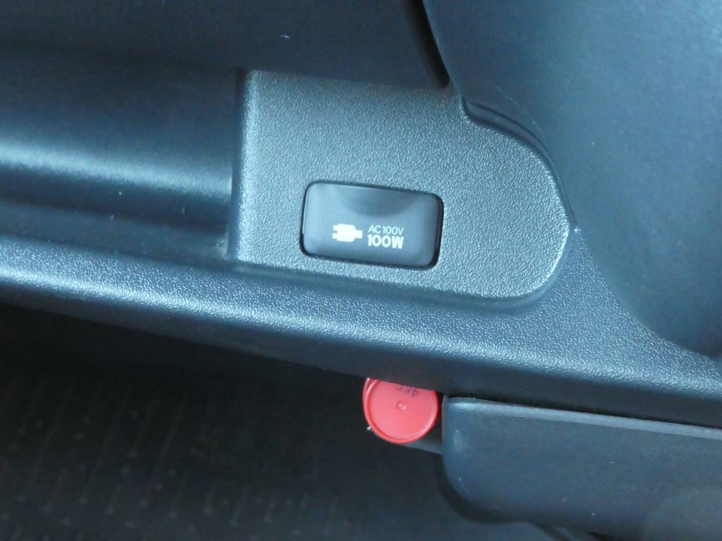 100Ｖ電源は車両の前後についております。