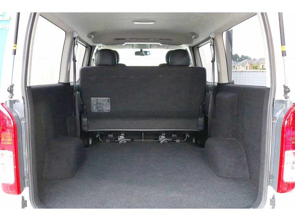 広々の荷室はハイエースの魅力の一つ！！