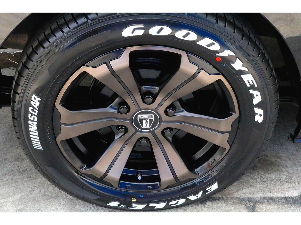 バルベロアーバングランデ１７インチ　ナスカーホワイトレタータイヤをセット！！