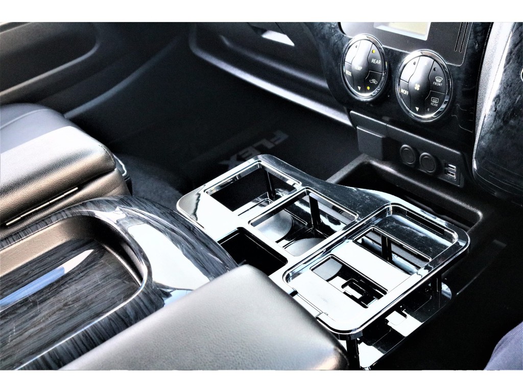 社外ドリンクホルダーも付いております。