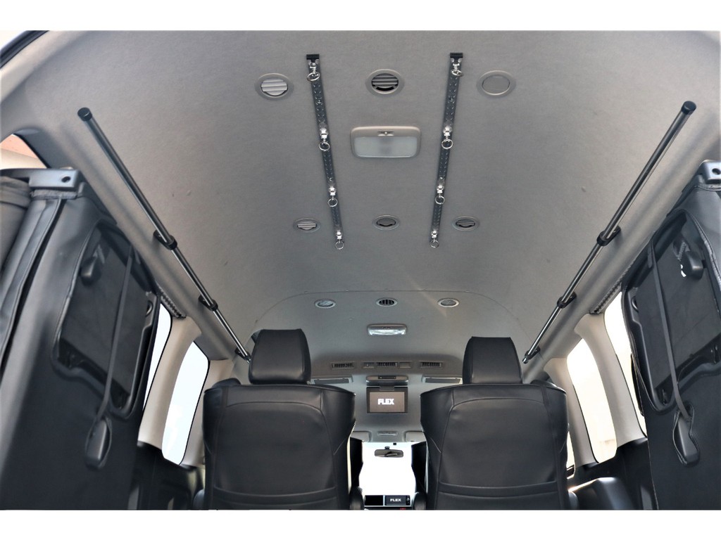 天井・窓枠には荷物固定に使用できるも付いております。