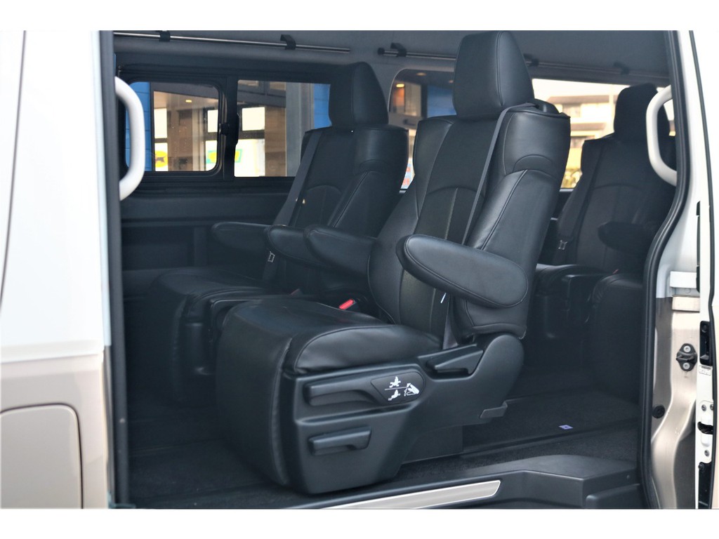 ファインテック限定　純正キャップテンシート！