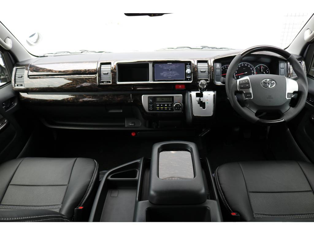 マホガニー調インテリアパネル＆ハンドル、シフトノブで高級感のある室内！