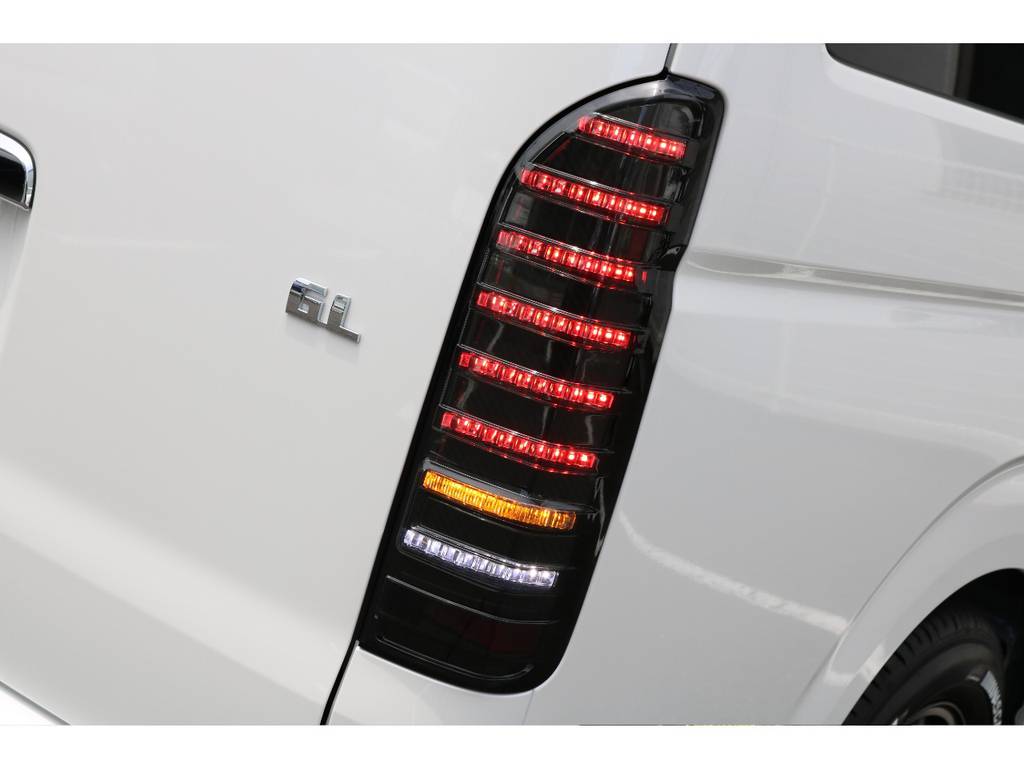 点灯時のキレイなラインが特徴のテールです♪