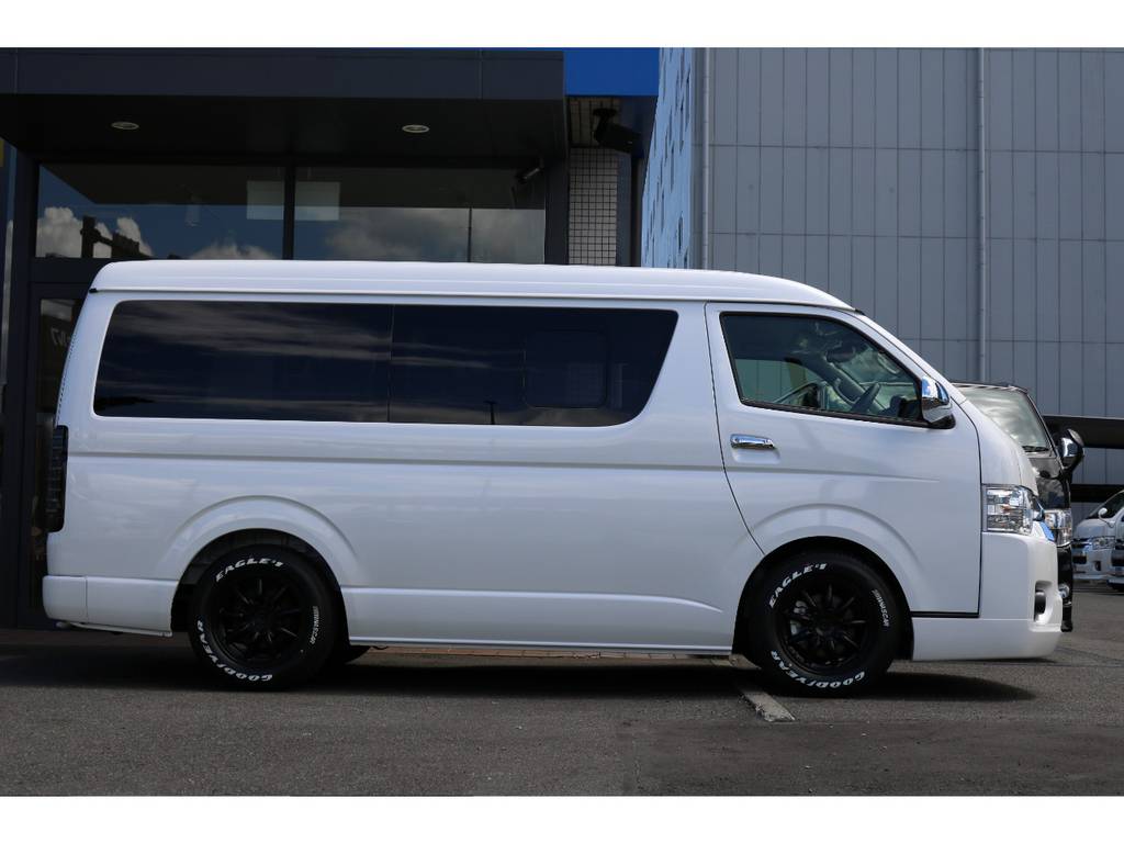 アルミホイールとの相性もバッチリな白と黒のコントラストがオシャレな１台！