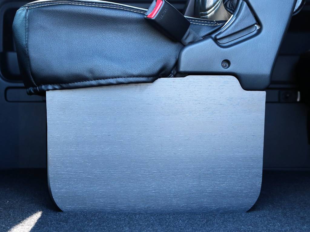 足元に高級感を与える黒木目調フットパネルも装備しております！