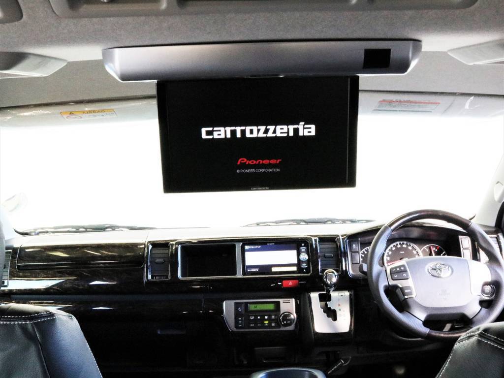 カロッツェリア製のフリップダウンモニター搭載です！後席の同乗者はドライブ中におくつろぎいただけますよ♪