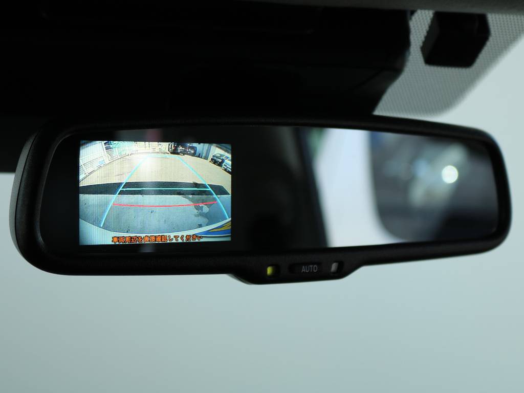 メーカーオプションのバックカメラ付き自動防眩ミラー搭載！！駐車も安心ですね！