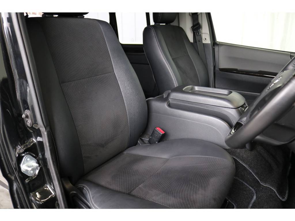 運転席側のドアを開けたイメージです。ハイエースは車高が高く前がないので運転しやすいですよ！