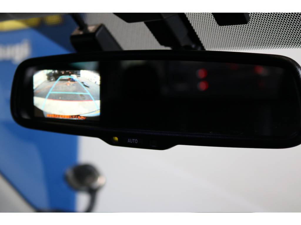 メーカーオプションのバックカメラ付自動防眩ミラー搭載！！車体が大きいハイエースの駐車もご安心頂けます♪