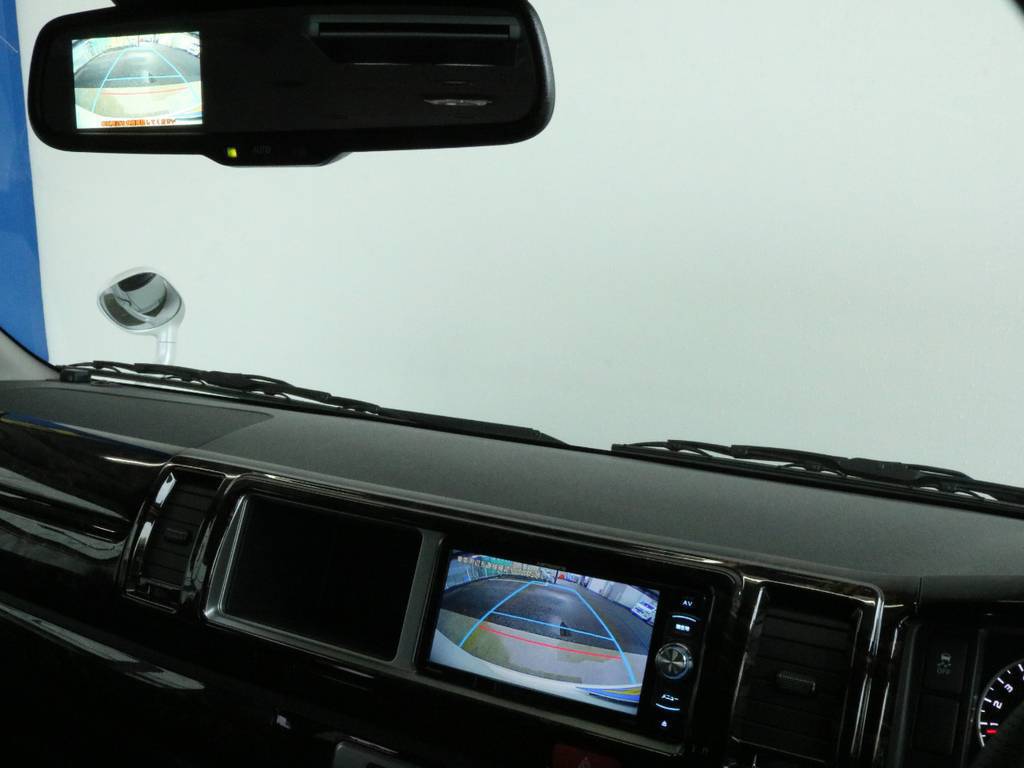 ナビ連動バックカメラ、メーカーオプションのバックカメラ付自動防眩ミラー搭載！！駐車もご安心ください♪