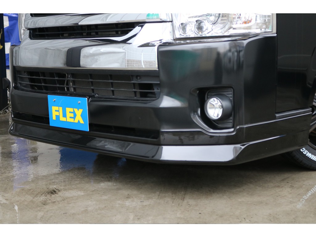 オリジナルフロントスポイラーでより車両の重量感増し引き締まる顔立ちに仕上がっております!!