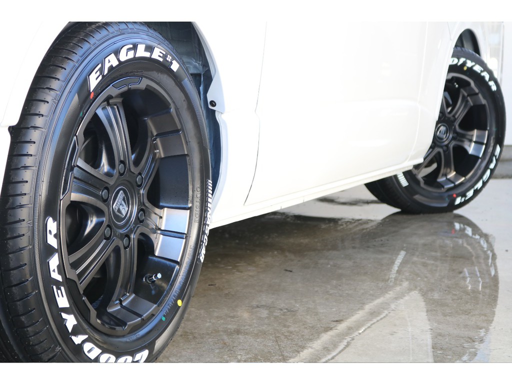 フレックスオリジナルディープス１７インチアルミホイール＆グッドイヤーナスカータイヤ!!ホイールの渋い色合いとホワイトレターが映えます！