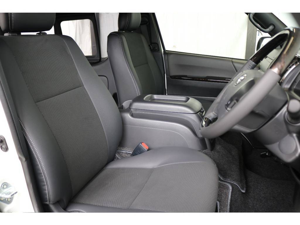 運転席開口部です!!ハーフレザー調シートとダークグレーの色合いがより魅力を感じます！