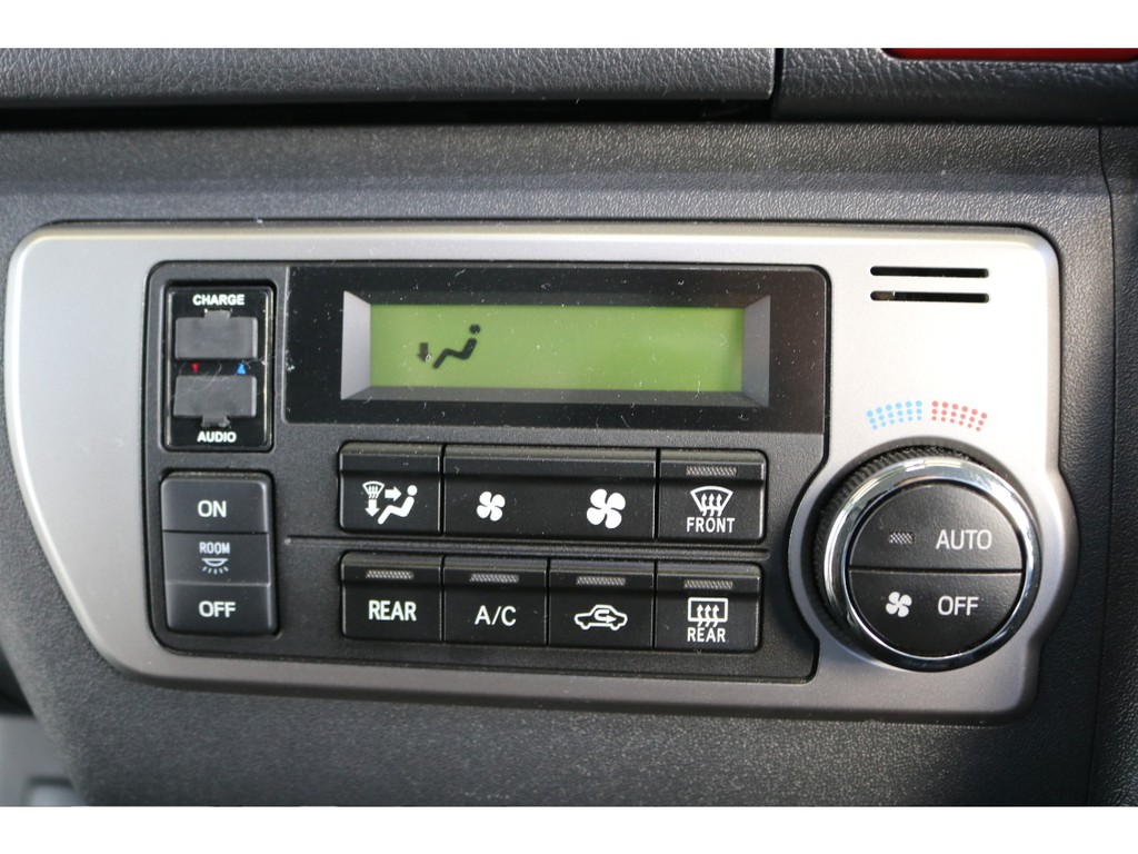 オートエアコン完備！また、ルームライトスイッチ＆ＵＳＢソケットも付いています！本当に充実した内容の１台です！