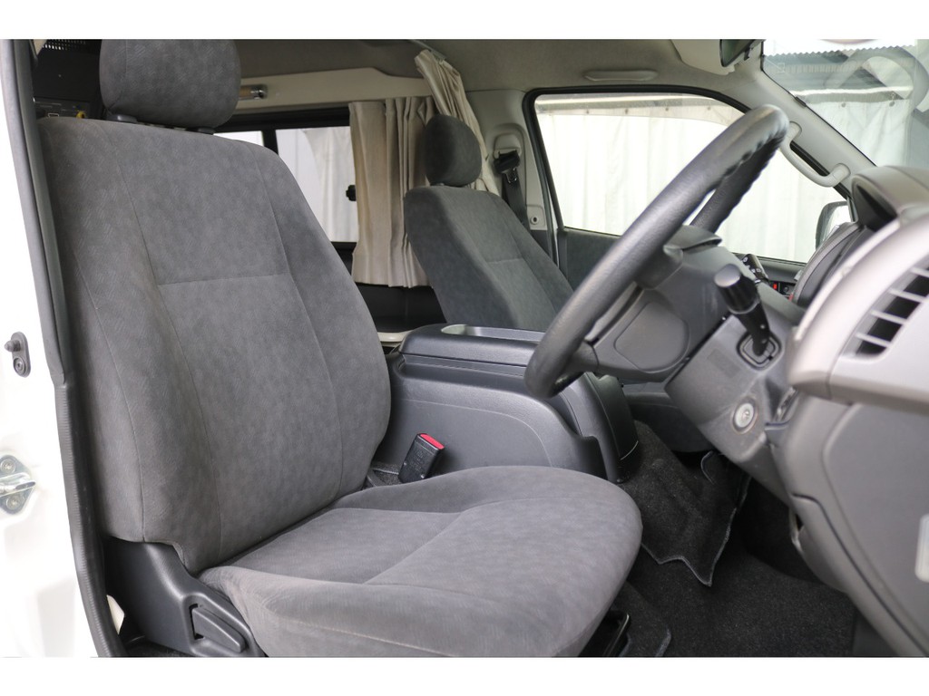 ハイエースは運転しづらそう、大きくて運転がなど思ってる方もご安心下さい！　目線も高く慣れてしまえばこっちのもの！