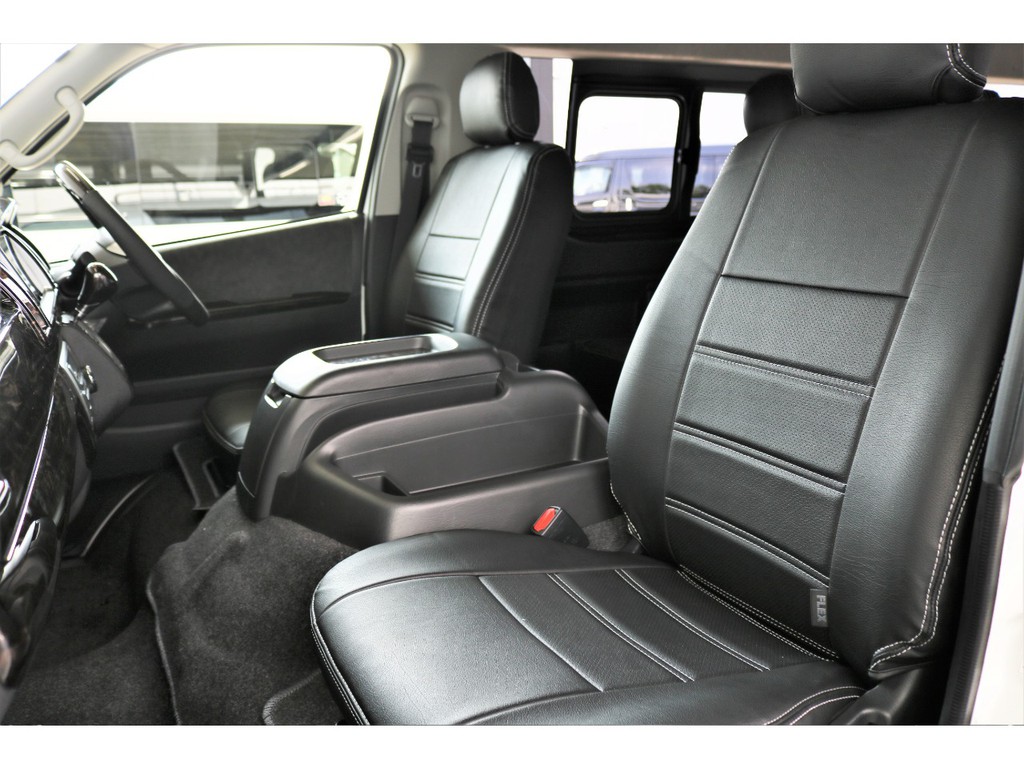 全席ＦＬＥＸオリジナル黒革調シートカバー装着済みです。シックな車内空間で落ち着きますね！
